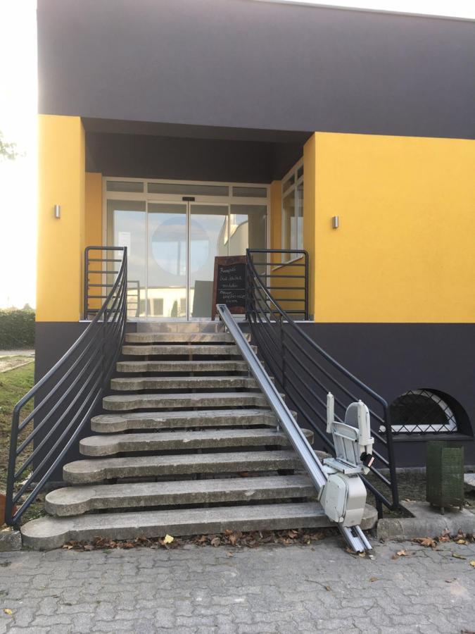 Hotel Nautilus Étterem és Panzió à Dabas Extérieur photo