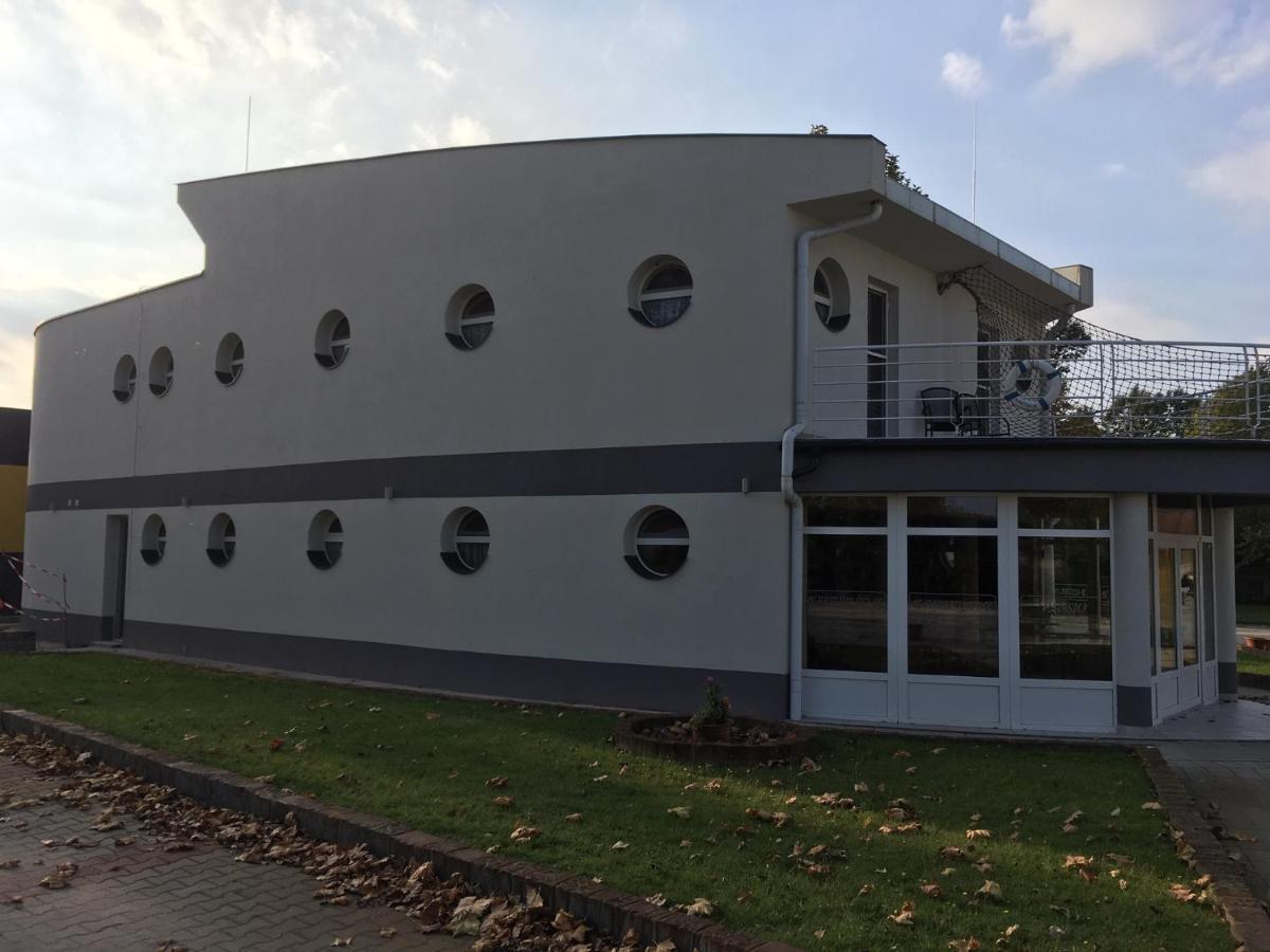 Hotel Nautilus Étterem és Panzió à Dabas Extérieur photo