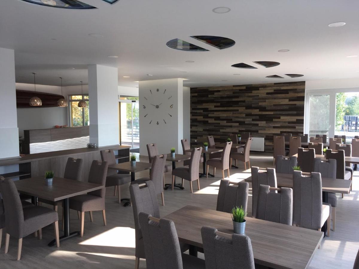 Hotel Nautilus Étterem és Panzió à Dabas Extérieur photo