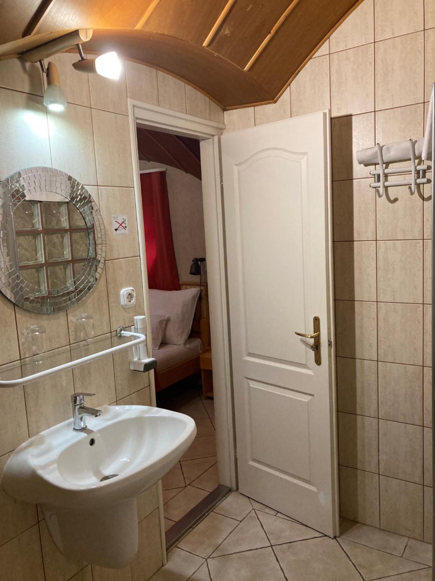 Hotel Nautilus Étterem és Panzió à Dabas Extérieur photo