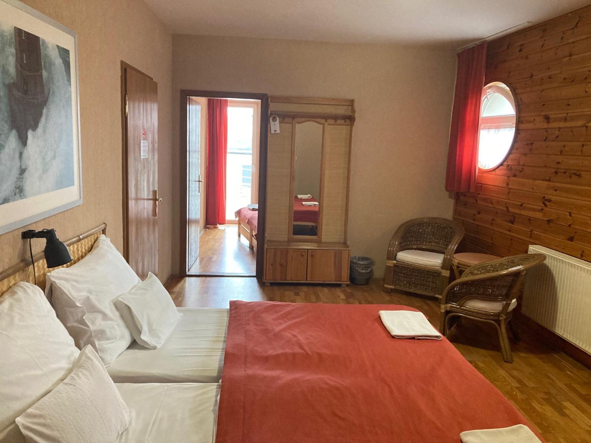 Hotel Nautilus Étterem és Panzió à Dabas Extérieur photo
