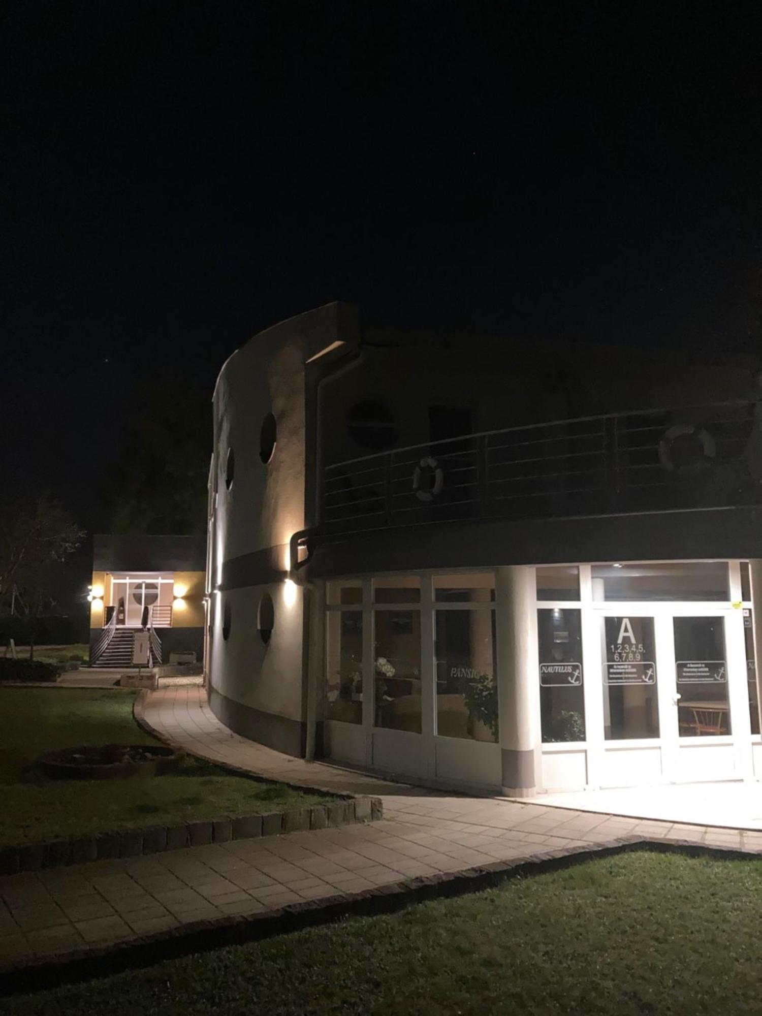 Hotel Nautilus Étterem és Panzió à Dabas Extérieur photo