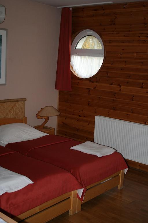 Hotel Nautilus Étterem és Panzió à Dabas Chambre photo