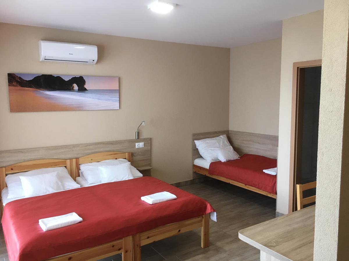 Hotel Nautilus Étterem és Panzió à Dabas Extérieur photo